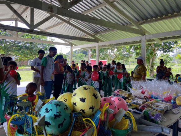 Prefeitura de Barcelos realiza ação em comemoração ao dia das crianças na comunidade de Piloto